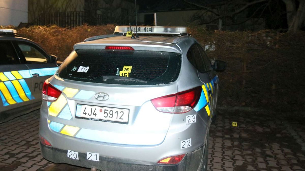 Opilý muž střílel v Novém Městě na Moravě na policejní auto